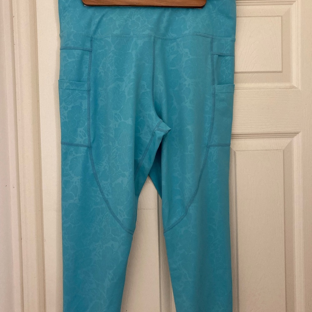 Zyia Aqua hibiscus capri light n tight pocket leggings